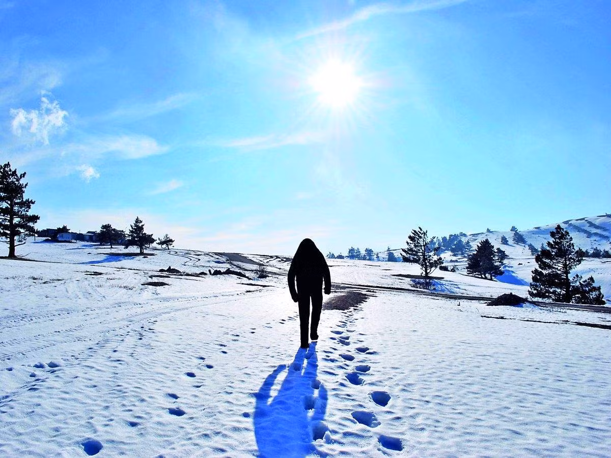 Một người dân Nepal cho hay từng "chạm trán" người tuyết vào năm 1975 khi lên dãy Himalaya kiếm củi và thức ăn. Khi ở trên núi, người này bỗng nghe thấy tiếng động lạ.