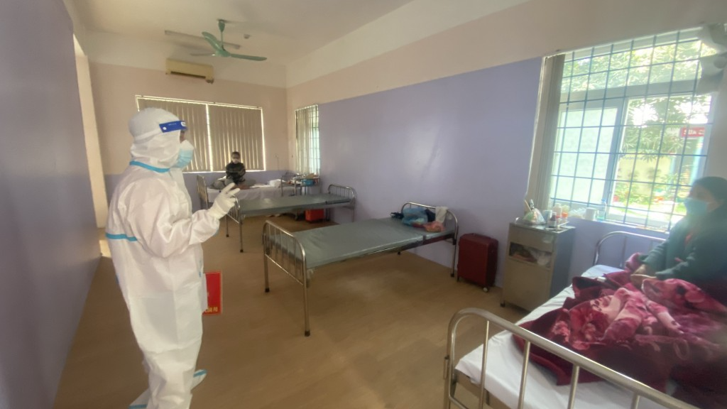 Chang trai Ha thanh mot minh tinh nguyen cham soc 9 F0