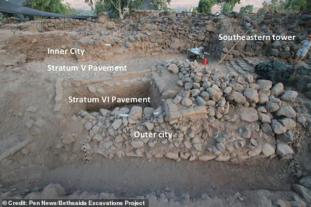 Dấu vết trên tường khảm chỉ ra địa điểm khảo cổ này từng có một nhà thờ. Một giám mục của Bavaria ghé thăm Israel vào năm 725 từng đề cập đến việc thăm nhà thờ tại Bethsaida, được xây trên nhà cũ của Thánh Peter và Andrew.