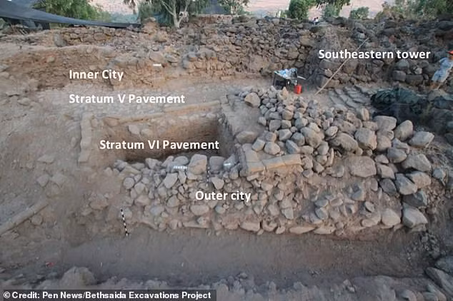 Dấu vết trên tường khảm chỉ ra địa điểm khảo cổ này từng có một nhà thờ. Một giám mục của Bavaria ghé thăm Israel vào năm 725 từng đề cập đến việc thăm nhà thờ tại Bethsaida, được xây trên nhà cũ của Thánh Peter và Andrew.