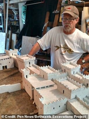 Sử gia người La Mã Flavius Josephus sống vào thế kỷ 1 từng viết về việc thành phố Julias được xây theo lệnh của Vua Philip vào khoảng năm 30 trên phế tích của làng chài Bethsaida.