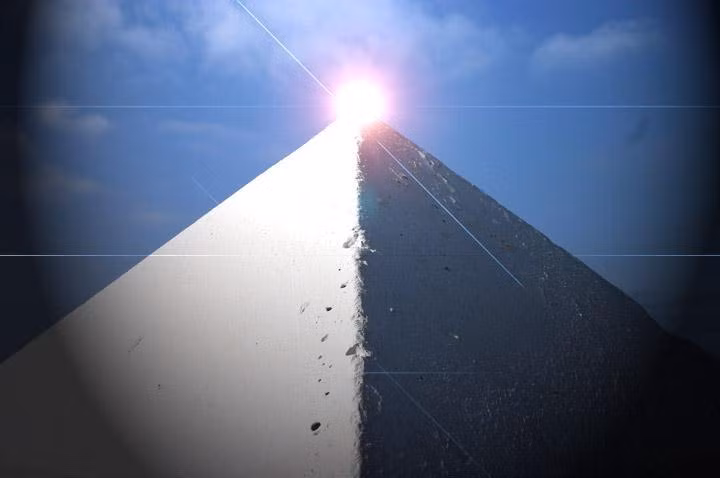 Theo lời kể của phi công Gaussman, kim tự tháp có các mặt đều là màu trắng. Do ở trên cao nên ông không thể nhìn rõ công trình này.