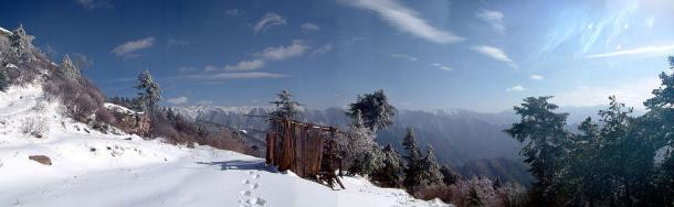 Hướng dẫn viên cho hay thông tin về kim tự tháp bí ẩn này được ghi chép trong nhiều tại liệu ở trong các chùa. Người dân địa phương nhiều lần nhìn thấy công trình này thoắt ẩn thoắt hiện.