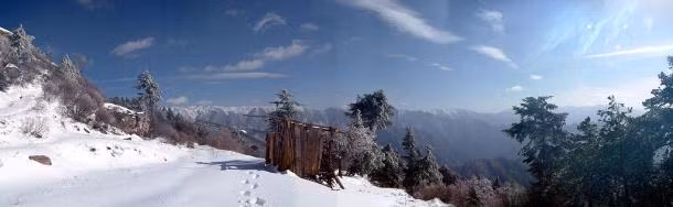 Hướng dẫn viên cho hay thông tin về kim tự tháp bí ẩn này được ghi chép trong nhiều tại liệu ở trong các chùa. Người dân địa phương nhiều lần nhìn thấy công trình này thoắt ẩn thoắt hiện.