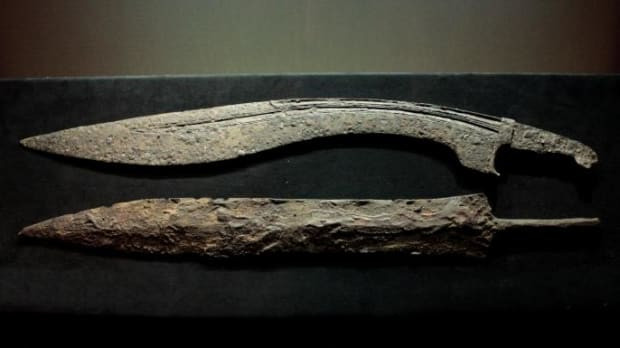 Được rèn từ sắt hoặc thép, kiếm Falcata nổi bật với một cạnh sắc ở gần phần tay cầm và 2 cạnh gần lưỡi dao. Vũ khí này có thể dễ dàng gây sát thương lớn cho kẻ địch khi chiến đấu ở cự ly gần.