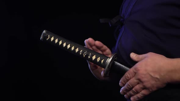 Thông thường, mỗi thợ rèn kiếm có thể mất khoảng 18 tháng để làm ra một thanh kiếm Katana sắc bén, dẻo dai và mạnh mẽ. Nhờ vậy, vũ khí này có thể được truyền lại qua nhiều thế kỷ.