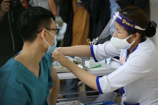 Quy trình cấp “Hộ chiếu vắc xin” gồm 3 bước. Bước 1: các cơ sở tiêm chủng rà soát, xác minh, xác thực thông tin người dân tiêm chủng vắc xin COVID-19 theo hướng dẫn tại Công văn số 8938/BYT-DP ngày 21/10/2021 của Bộ Y tế về việc hướng dẫn quy trình xác minh thông tin và tiêm chủng vắc xin COVID-19 và Công văn số 9438/BYT-CNTT ngày 5/11/2021 của Bộ Y tế về việc hướng dẫn quy trình xác thực thông tin người dân trên nền tảng quản lý tiêm chủng COVID-19.