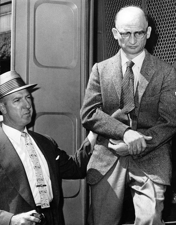 Nhờ vậy, ông Abel lấy trộm được một số tin tình báo quan trọng về dự án chế tạo bom hạt nhân của Mỹ rồi gửi về Liên Xô.