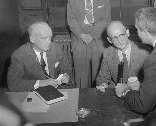 Sinh năm 1903 tại thành phố Newcastle upon Tyne, Anh, điệp viên Abel lớn lên trong gia đình bình thường. Do bố mẹ tích cực tham gia phong trào cách mạng nên bị chính quyền Sa hoàng đuổi ra khỏi nước Nga. Theo đó, gia đình ông chuyển đến Anh định cư. Chính tại nơi này, điệp viên huyền thoại của Liên Xô chào đời.