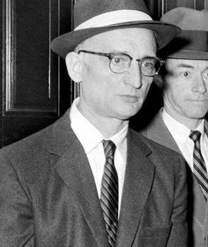 Khi còn nhỏ, Abel là một người trầm tính, mạnh mẽ và trung thực. Do hoàn cảnh gia đình khó khăn nên ông nghỉ học sớm. Ông theo học nghề nhân viên đồ họa tại phòng thiết kế và vừa phải tự học chương trình của trường phổ thông.