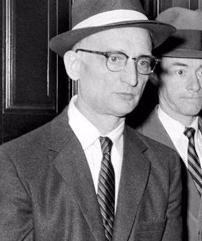 Khi còn nhỏ, Abel là một người trầm tính, mạnh mẽ và trung thực. Do hoàn cảnh gia đình khó khăn nên ông nghỉ học sớm. Ông theo học nghề nhân viên đồ họa tại phòng thiết kế và vừa phải tự học chương trình của trường phổ thông.