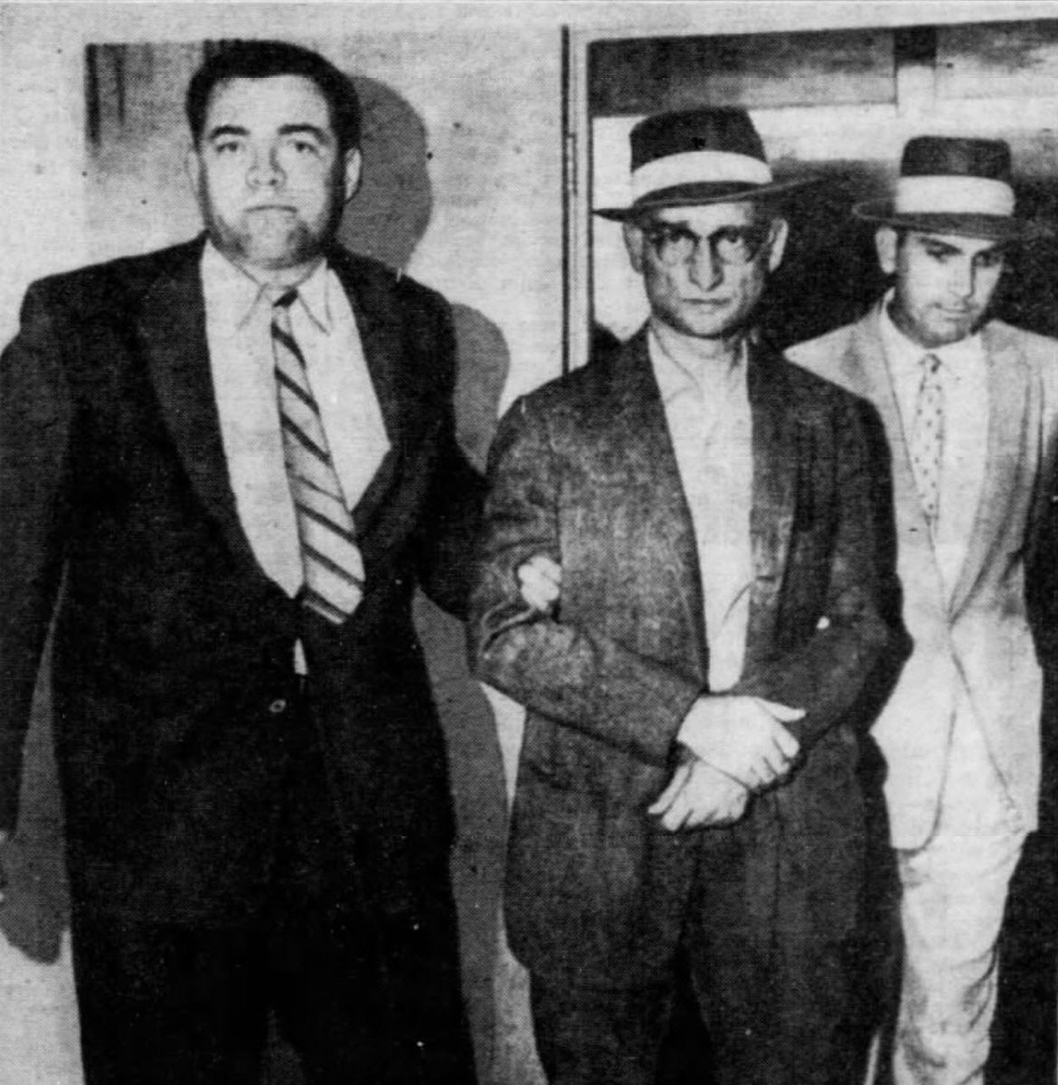 Tuy nhiên, đến năm 1957, ông Abel bị Cục Điều tra liên bang Mỹ (FBI) bắt giữ tại khách sạn với tội danh hoạt động gián điệp. Trong suốt quá trình điều tra, ông luôn phủ nhận là điệp viên và nhất quyết không khai điều gì bất lợi cho tổ quốc. Dù vậy, ông vẫn bị kết án 32 năm tù.