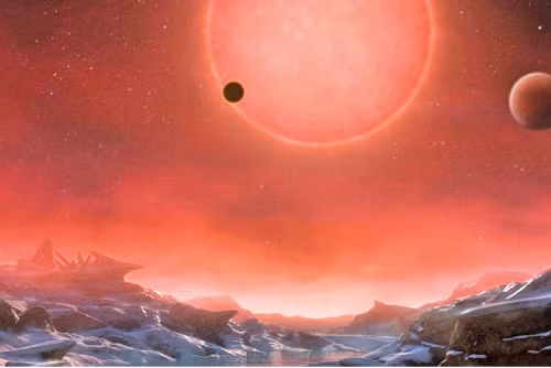 Trong đó, Gliese 887 b có khối lượng lớn gấp 4,2 lần Trái Đất và hoàn thành một vòng quỹ đạo sau 9,3 ngày. Gliese 887 c có khối lượng lớn gấp 7,6 lần Trái Đất và mất 21,8 ngày để quay quanh quỹ đạo.