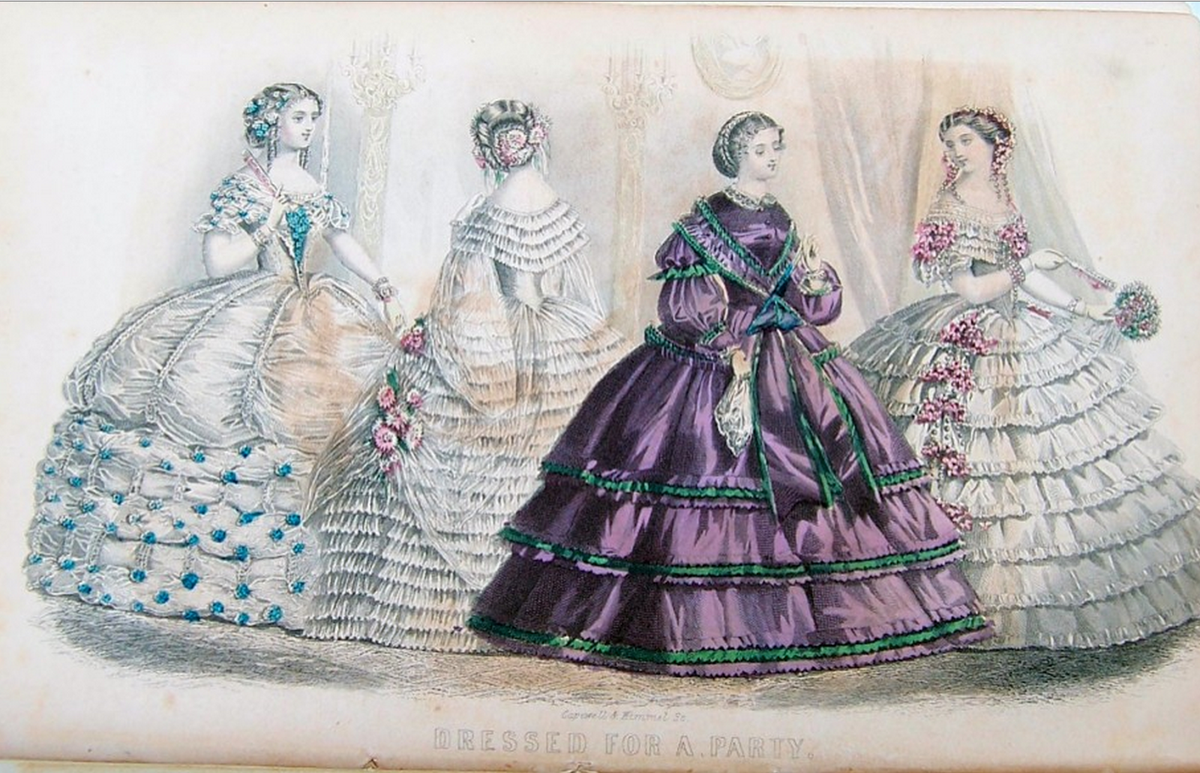 Không những vậy, những chiếc váy phồng còn khiến người mặc gặp nguy hiểm đến tính mạng khi bị lửa bén vào do sơ ý đứng gần lò sưởi hay các cây nến đang cháy rơi trúng.