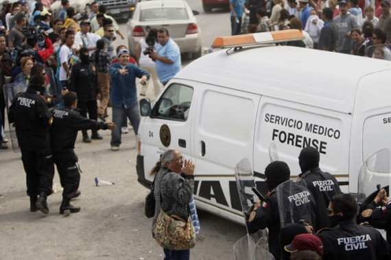 Không những vậy, 30 tù nhân bỏ trốn khỏi nhà tù Apodaca trong lúc hỗn loạn. Giới chức nhà tù và lực lượng chức năng mất nhiều thời gian để lập lại trật tự.