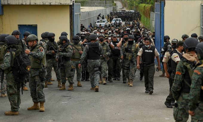 Trước đó, vào ngày 28/9/2021, Ecuador xảy ra một vụ bạo loạn nhà tù đẫm máu. Khi ấy, các phạm nhân thuộc các băng đảng đối địch trong nhà tù Guayaquil xảy ra xung đột khiến 118 người thiệt mạng và khoảng 86 người khác bị thương.