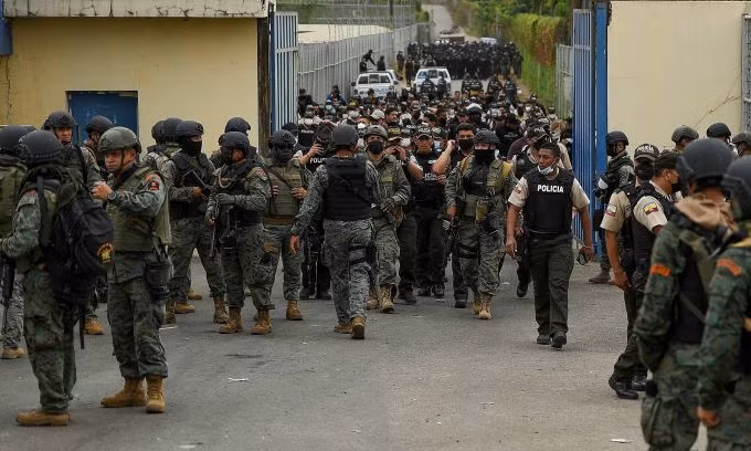 Trước đó, vào ngày 28/9/2021, Ecuador xảy ra một vụ bạo loạn nhà tù đẫm máu. Khi ấy, các phạm nhân thuộc các băng đảng đối địch trong nhà tù Guayaquil xảy ra xung đột khiến 118 người thiệt mạng và khoảng 86 người khác bị thương.