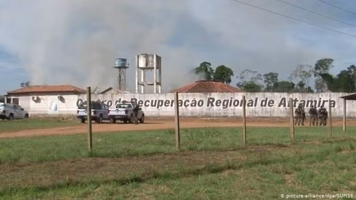 Ngày 29/7/2019, một vụ bạo động xảy ra tại nhà tù Altamira, bang Para, Brazil. Vụ việc bắt đầu khi khi một nhóm tù nhân xông vào khu vực nhà tù do băng nhóm đối địch kiểm soát. Nhóm bị tấn công đốt cháy căn cứ của nhóm kia để trả thù.