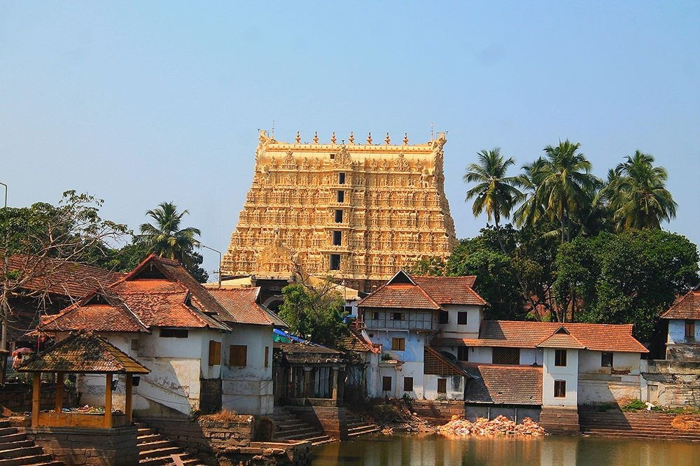 Bên ngoài, ngôi đền Sree Padmanabhaswamy được dát vàng sáng chói. Theo đó, mọi người nhìn từ xa có thể thấy rõ sự nổi bật của công trình này.