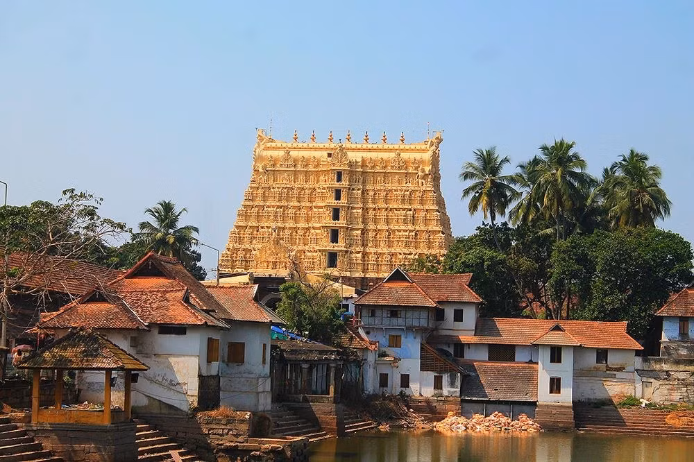Bên ngoài, ngôi đền Sree Padmanabhaswamy được dát vàng sáng chói. Theo đó, mọi người nhìn từ xa có thể thấy rõ sự nổi bật của công trình này.