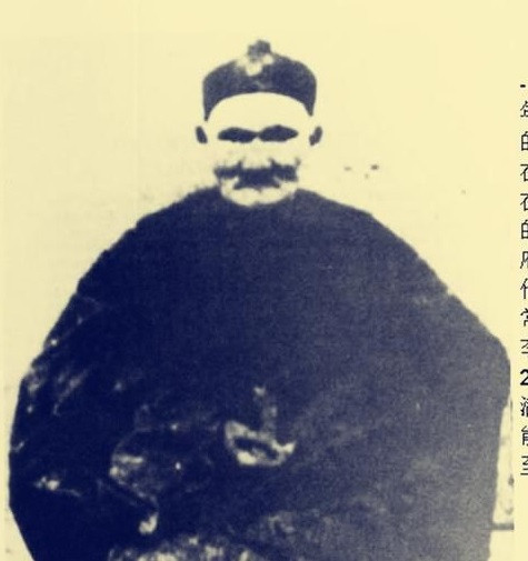 Cụ ông Li Ching-Yuen Sinh năm 1677 và qua đời năm 1933. Sinh ra và lớn lên tại ngôi làng Kaihsien, tỉnh Tứ Xuyên. Ông có 23 người vợ và 180 con cháu. Do sống thọ nên ông chứng kiến nhiều thành viên trong gia đình qua đời.