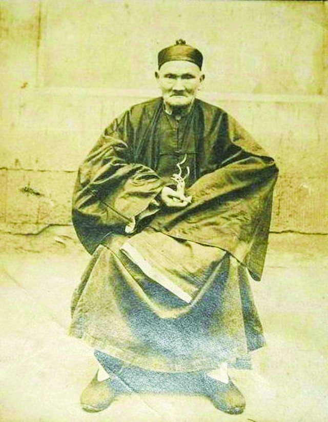 Để nuôi sống bản thân và gia đình, cụ ông Li Ching-Yuen kiếm sống bằng nghề bán thảo dược. Ngoài ra, ông còn là võ sư kiêm cố vấn chiến thuật, bậc thầy khí công.