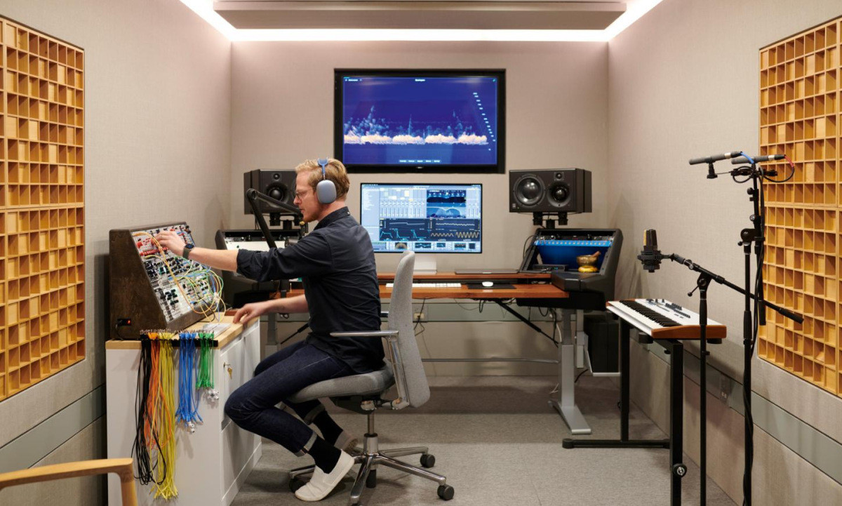 Nhà thiết kế âm thanh đang tạo âm thanh tùy chỉnh trong phòng thí nghiệm của Design Studio.