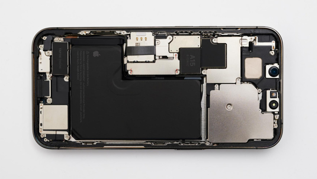 Nguyên mẫu của iPhone 13 Pro được đội thiết kế kiểm tra từng chi tiết nhỏ.