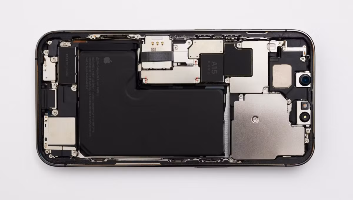 Nguyên mẫu của iPhone 13 Pro được đội thiết kế kiểm tra từng chi tiết nhỏ.