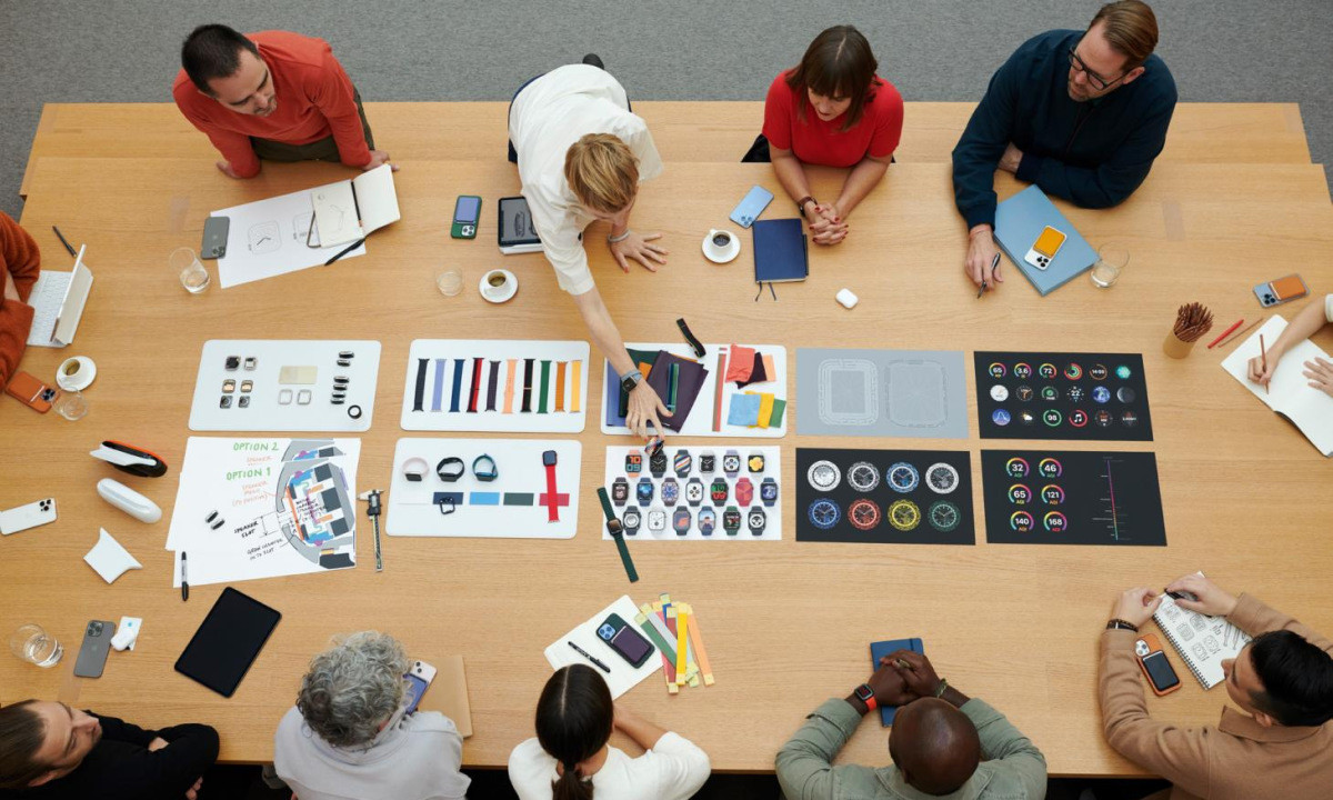 Các nhân viên trong phòng thiết kế thảo luận các ý tưởng về sản phẩm mới.