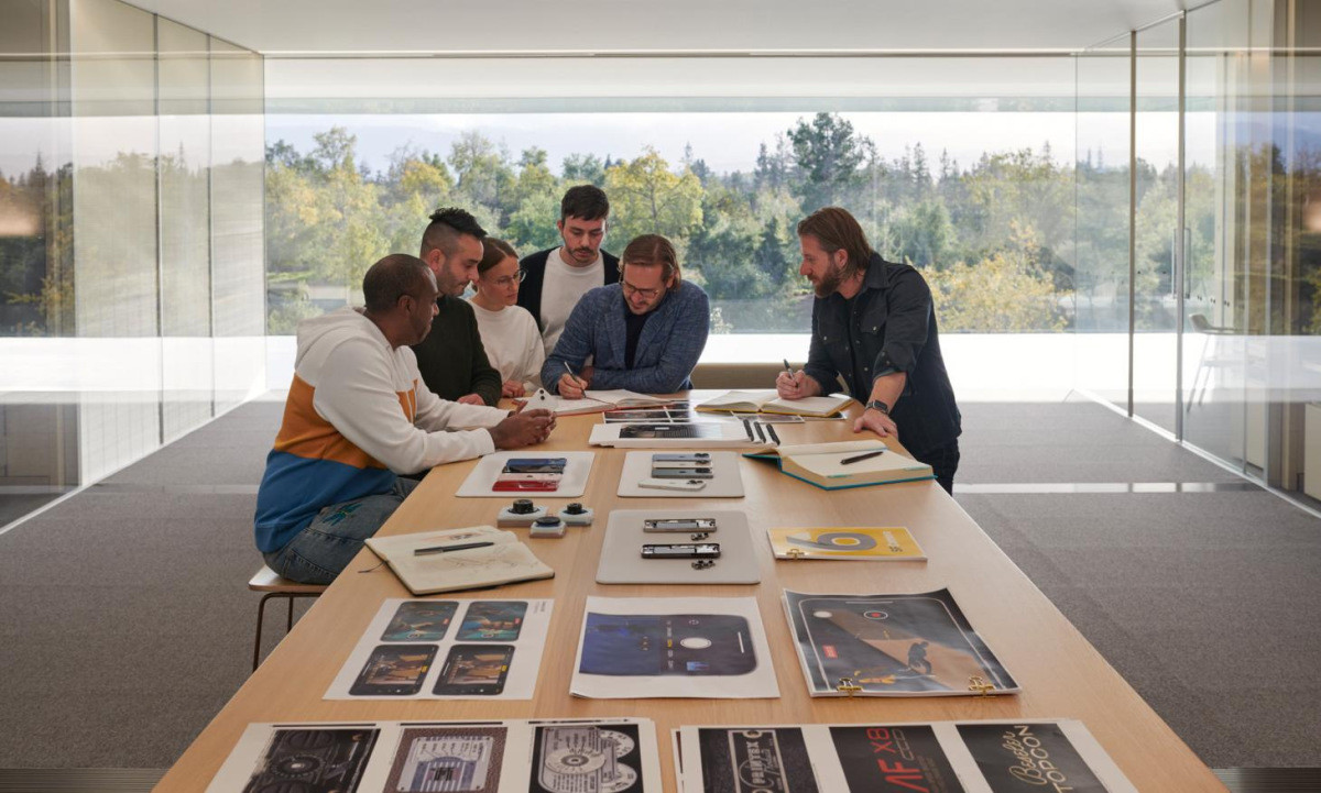 Mới đây, Apple lần đầu tiên cho phép trang Wallpaper vào bên trong và trụ sở để tham quan. Theo đó, những hình ảnh chưa từng được biết đến tại trụ sở của Apple được hé lộ, bao gồm phòng thiết kế Design Studio.