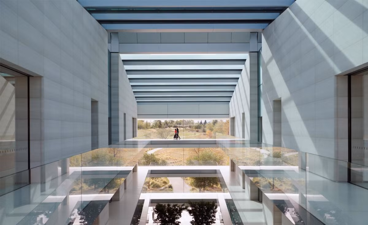 Apple Park là trụ sở của một trong những "ông lớn" hãng công nghệ giá trị nổi tiếng nhất thế giới. Đây là nơi làm việc của 12.000 nhân viên. Khác với Facebook hay Google, trong nhiều năm nay, hình ảnh nội bộ trong trụ sở Apple gần như chưa bao giờ được hé lộ, nhất là bộ phận thiết kế.