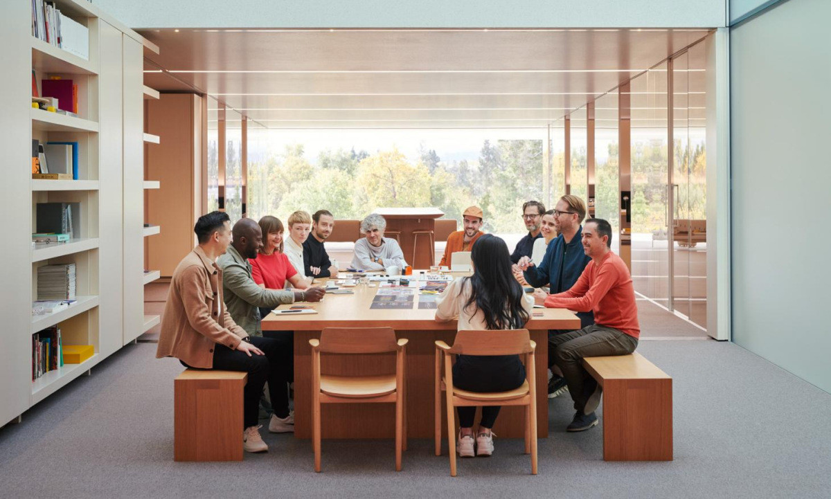 Trong suốt những năm qua, rất ít người có cơ hội vào bên trong trụ sở Apple Park. Hầu hết khách đến thăm được đội bảo vệ chặn lại, đưa ra ngoài hoặc hướng dẫn họ tới quầy bán lưu niệm.