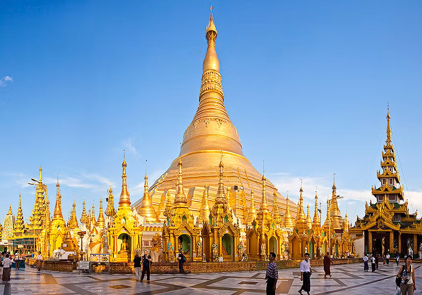 Trong số những món đồ ở chùa Shwedagon bị quân viễn chinh Bồ Đào Nha lấy đi có quả chuông Dhammazedi. Họ lấy đi quả chuông khủng với ý đồ đem nấu chảy để đúc đại bác.