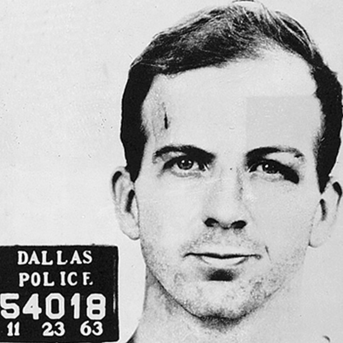 Đầu tiên là Lee Harvey Oswald rời quê nhà New Orleans, Mỹ vào ngày 20/9/1959 với lý do đến Le Havre, Pháp. Tuy nhiên, gã không đến Pháp mà thay vào đó điểm đến là Helsinki, Phần Lan. Tại đây, gã được cấp visa để tới Liên Xô.