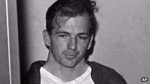 Cụ thể, Lee Harvey Oswald bỏ học năm 17 tuổi. Sau đó, gã gia nhập Thủy quân lục chiến Mỹ. Trong thời gian tại ngũ, gã phải ra hầu tòa 2 lần.