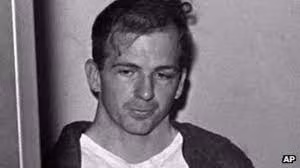 Cụ thể, Lee Harvey Oswald bỏ học năm 17 tuổi. Sau đó, gã gia nhập Thủy quân lục chiến Mỹ. Trong thời gian tại ngũ, gã phải ra hầu tòa 2 lần.