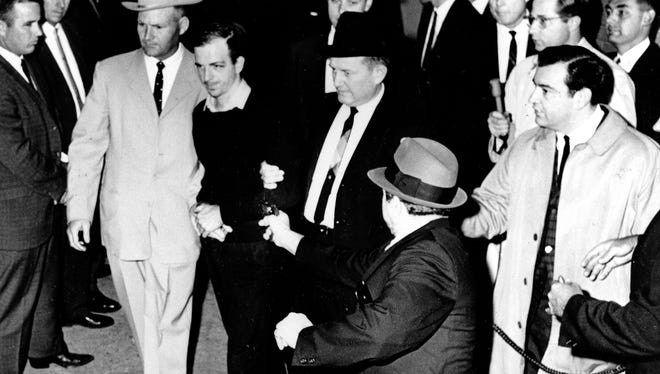 Các nhà điều tra xác nhận Lee Harvey Oswald đơn độc thực hiện vụ ám sát Tổng thống Kennedy mà không có liên quan đến bất cứ tổ chức hay cá nhân nào. Sau khi gây án, gã bỏ trốn nhưng bị bắt giữ vào cuối ngày 22/11. Hai ngày sau, Oswald bị chủ hộp đêm Jack Ruby bắn khi chuyển nhà tù.
