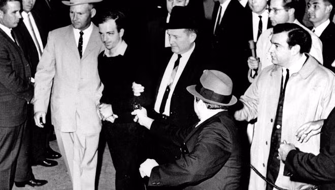 Các nhà điều tra xác nhận Lee Harvey Oswald đơn độc thực hiện vụ ám sát Tổng thống Kennedy mà không có liên quan đến bất cứ tổ chức hay cá nhân nào. Sau khi gây án, gã bỏ trốn nhưng bị bắt giữ vào cuối ngày 22/11. Hai ngày sau, Oswald bị chủ hộp đêm Jack Ruby bắn khi chuyển nhà tù.