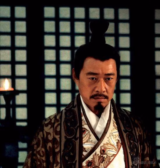 Không những vậy, Ngô Vương Hạp Lư còn cho chiêu mộ các thợ rèn giỏi từ khắp nơi để họ làm ra những thanh kiếm tốt nhất để dâng lên ông. Những người rèn được bảo kiếm sẽ được nhà vua ban thưởng hậu hĩnh.