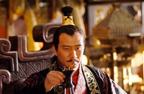 Là người đứng đầu đất nước, Ngô Vương Hạp Lư có một số sở thích riêng. Trong số này, ông đặc biệt yêu thích những thanh bảo kiếm sắc bén và có độ bền cao.