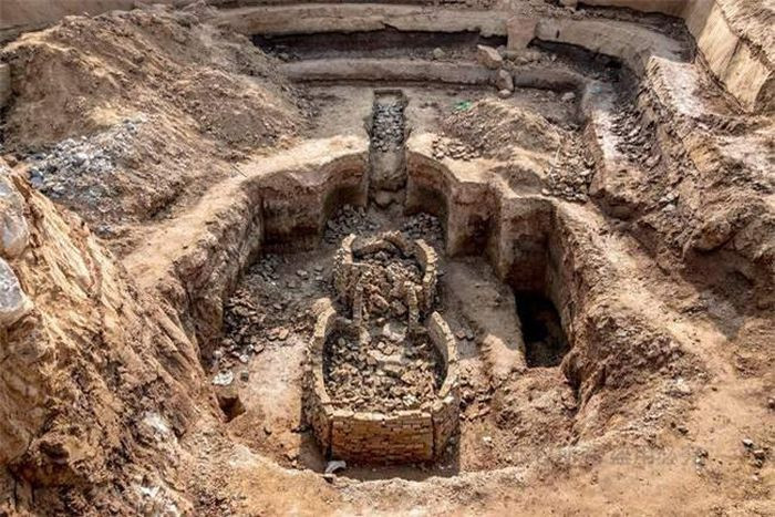 Cụ thể, vào tháng 10/1976, các chuyên gia khảo cổ tiến hành cuộc khai quật ở gần làng Thượng Tiêu, tỉnh Sơn Đông, Trung Quốc. Nhờ đó, họ phát hiện 17 ngôi mộ cổ.