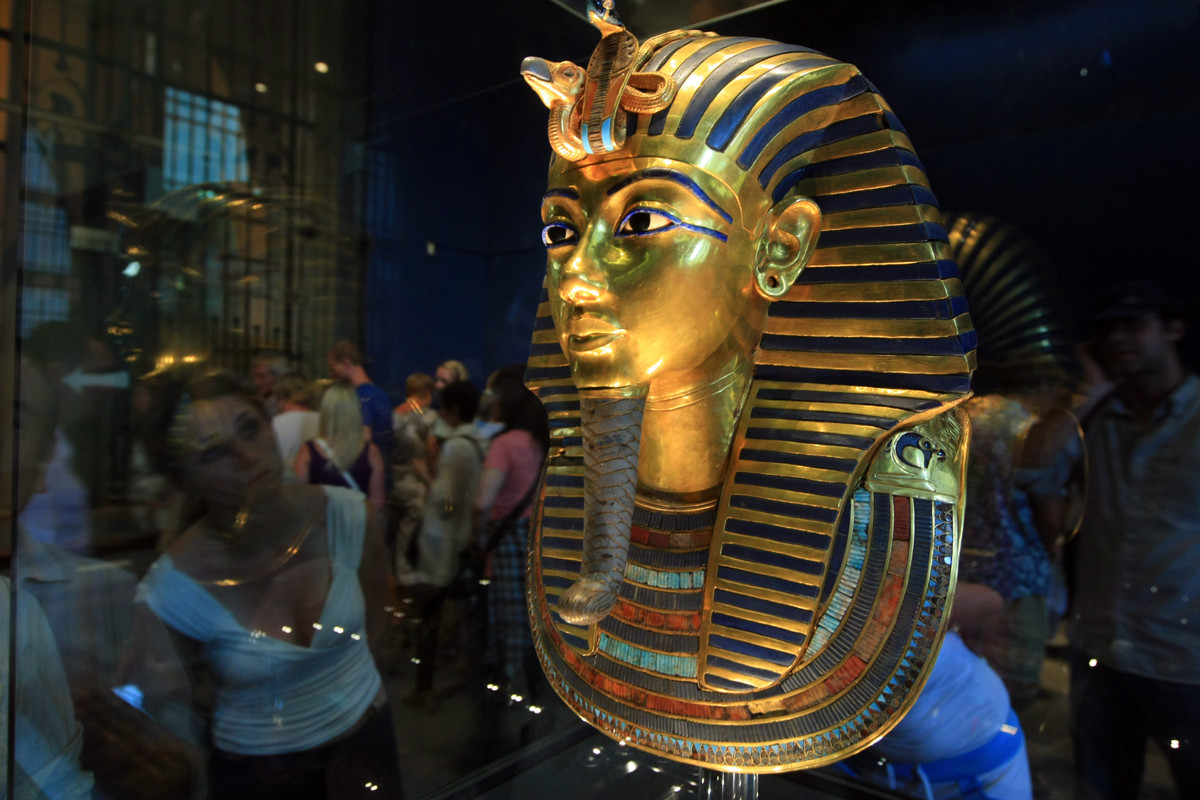Trong số nhiều bảo vật tìm thấy tại nơi an nghỉ ngàn thu của pharaoh Tutankhamun, các nhà nghiên cứu dành nhiều quan tâm đến mặt nạ vàng trên xác ướp nhà vua nổi tiếng Ai Cập.