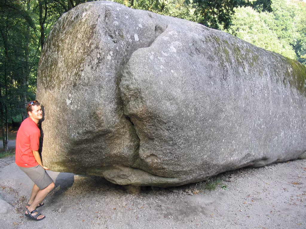 Những người mới đến khu rừng Huelgoat lần đầu thường không biết cách khiến hòn đá Trembling Rock "nhúc nhích" khỏi vị trí cũ một chút. Do vậy, họ thường bỏ cuộc sau vài lần thất bại.