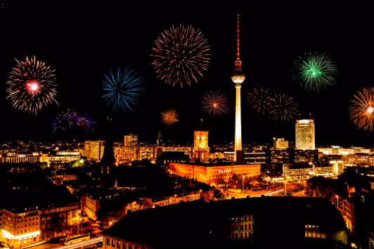 Trước đó, ngày 21/12, Thủ tướng Đức Olaf Scholz áp đặt các hạn chế nghiêm ngặt trong dịp năm mới 2022 để hạn chế sự lây lan của biến chủng Omicron. Những hạn chế này áp dụng từ ngày 28/12. Theo đó, các hoạt động tụ tập đêm giao thừa sẽ bị cấm, không tổ chức bắn pháo hoa ở Berlin, Munich và Frankfurt.