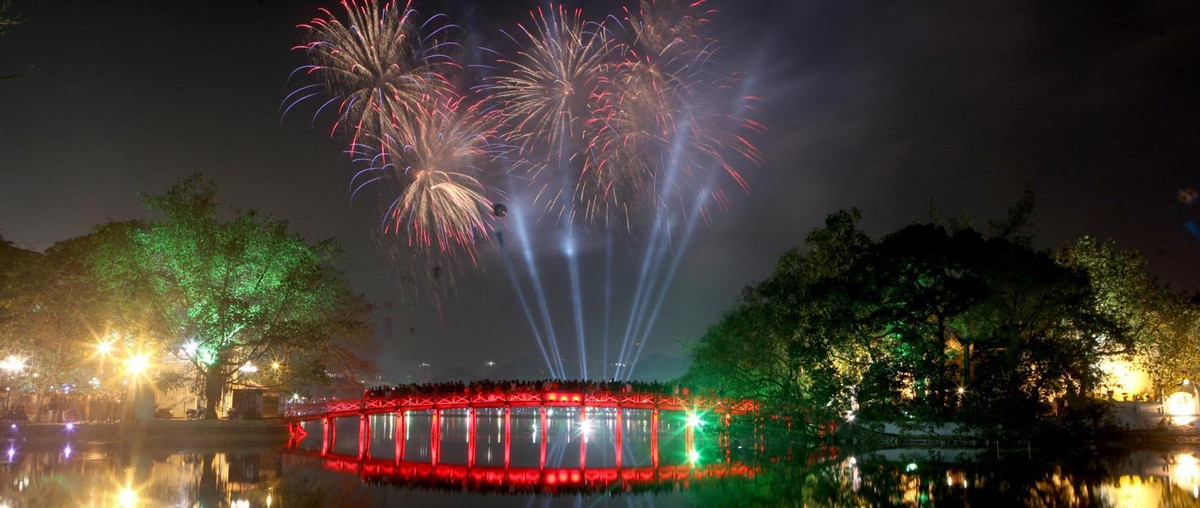 Vào ngày 30/12, Sở Văn hóa - thể thao Hà Nội cho biết để đảm bảo an toàn phòng dịch, thủ đô Hà Nội sẽ không tổ chức các hoạt động ngoài trời chào đón năm mới 2022. Theo đó, Hà Nội trở thành một trong các thành phố lớn hủy bỏ sự kiện Tết dương lịch 2022 vì đại dịch COVID-19.