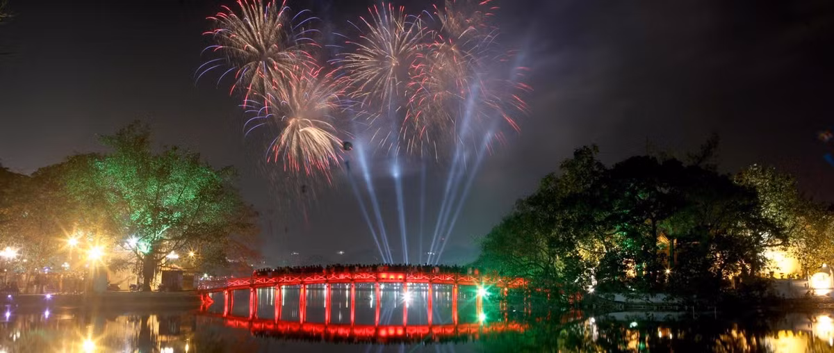 Vào ngày 30/12, Sở Văn hóa - thể thao Hà Nội cho biết để đảm bảo an toàn phòng dịch, thủ đô Hà Nội sẽ không tổ chức các hoạt động ngoài trời chào đón năm mới 2022. Theo đó, Hà Nội trở thành một trong các thành phố lớn hủy bỏ sự kiện Tết dương lịch 2022 vì đại dịch COVID-19.