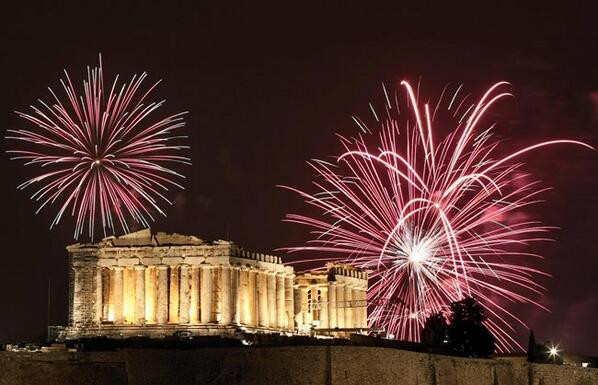 Thành phố Athens, Hy Lạp không biểu diễn pháo hoa trên thành cổ Acropolis dịp năm mới 2022. Người dân bắt buộc phải đeo khẩu trang tại các phương tiện, không gian công cộng trong nhà và ngoài trời. Các biện pháp này áp dụng ít nhất đến 3/1/2022.