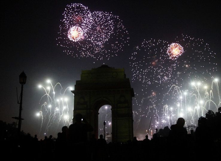 Tương tự, chính quyền New Delhi, Ấn Độ ban bố lệnh cấm mọi cuộc tụ tập xã hội, văn hóa, chính trị và lễ hội cho đến khi có thông báo mới sau khi ghi nhận số ca nhiễm nCoV gần đây tăng cao. Các quán bar, nhà hàng chỉ được phép hoạt động với 50% công suất.