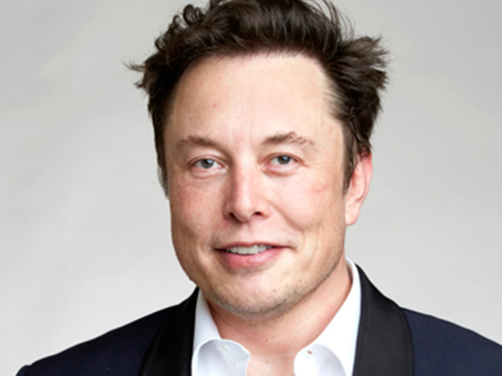 Vào năm 1988, ông Musk chuyển đến Canada để học về vật lý và kinh tế. Bốn năm sau, ông tới Mỹ để học cao hơn, tự trang trải học phí bằng học bổng, các khoản vay và các công việc làm thêm.